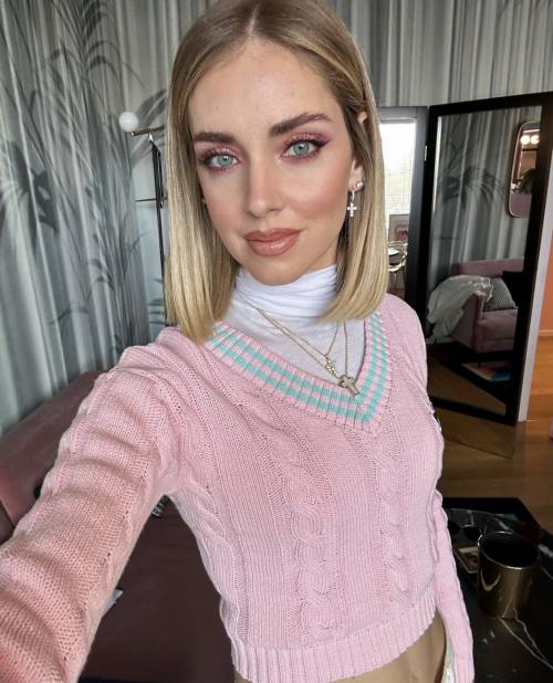 Atea, ma usa le croci per vendere: l'ennesima ipocrisia di Chiara Ferragni