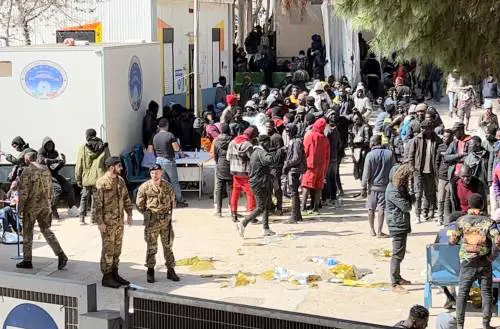 "Quasi 700 mila migranti pronti a partire". L'allarme degli 007 italiani