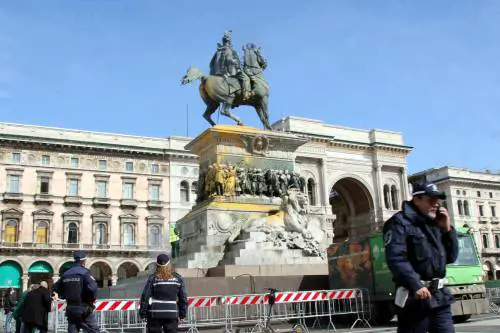 I cattivi maestri degli ecovandali: il prof che firma il gesto al Duomo