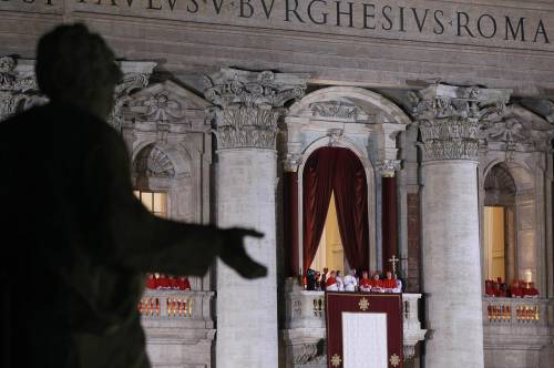  Papa Francesco si affaccia dalla Basilica di San Pietro, Città del Vaticano, 13 marzo 2013.