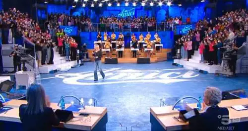 Amici, la standing ovation per Maria De Filippi e chi va al serale: cosa è successo