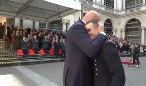 "Talvolta occorre rompere i protocolli": Crosetto e il gesto che emoziona