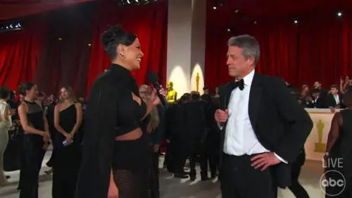 Hugh Grant (ribattezzato sui social "Mr Simpatia") sul red carpet degli Oscar 2023