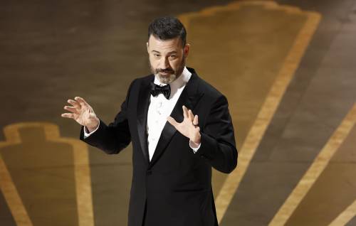 "I violenti ricevono l'Oscar". L'ironia di Kimmel sullo schiaffo di Will Smith
