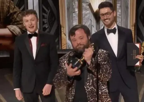 Commozione agli Oscar: il pubblico canta "buon compleanno" a James Martin