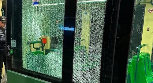 La follia sul tram a Milano: mandano in frantumi il vetro con un cestino
