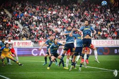 Tra Bari e Frosinone finisce in parità, il Genoa rosicchia due punti