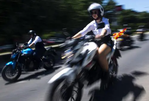 La gara di velocità tra moto, poi l'impatto contro l'auto: morto un 16enne