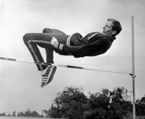 L’ultimo salto di Dick Fosbury, l’uomo che rivoluzionò l’atletica è morto a 76 anni