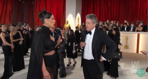 Sia lode a Hugh Grant che spernacchia le domande idiote