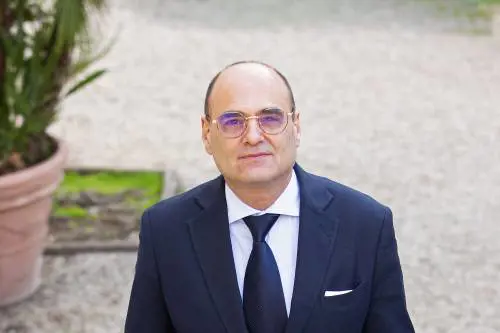 Invia un discorso del Duce. Manager statale si dimette