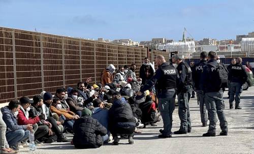 Lampedusa esplode: mille già trasferiti