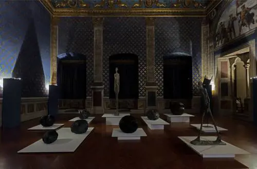 Il dialogo invisibile che avvicina Fontana e Giacometti