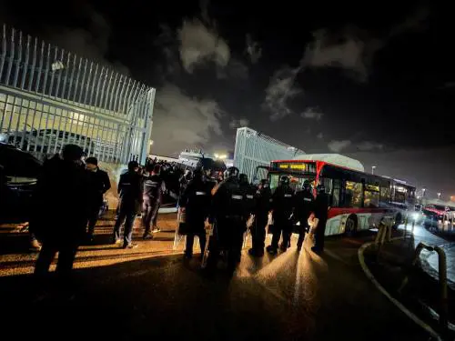 Napoli, raid dei tifosi tedeschi dell'Eintracht contro un bar