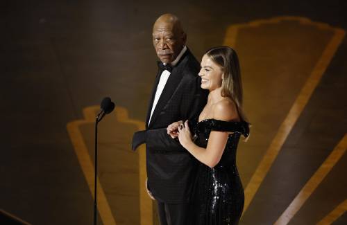 Morgan Freeman, il "mistero" sul guanto nero indossato agli Oscar