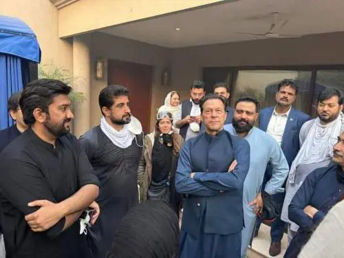 Imran Khan assediato dalla polizia. Ma i suoi fan lo proteggono 