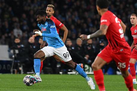 Il Napoli fa la storia: 3-0 all'Eintracht, prima volta ai quarti Champions