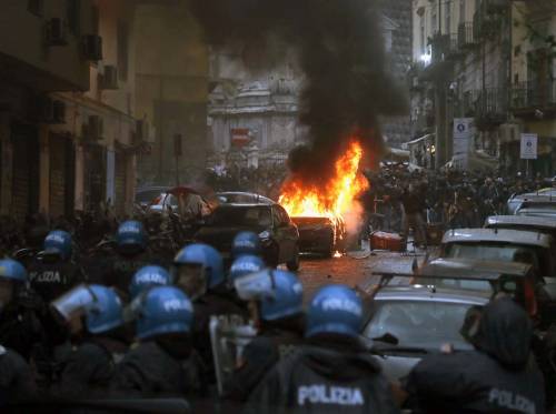 A Napoli mercoledì di terrore. Guerriglia degli ultrà tedeschi bruciata un'auto della polizia 