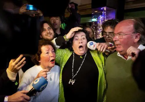 Olanda, Rutte battuto alle elezioni dai contadini che festeggiano coi trattori