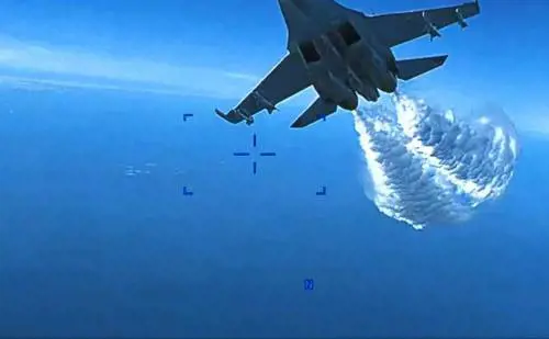 La scia, poi lo scontro col caccia russo: così è venuto giù il drone Usa | Il video