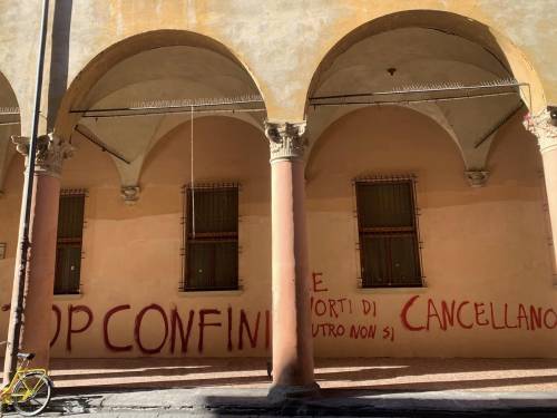 La nuova scritta apparsa sull'edificio dell'università di Bologna nelle scorse ore