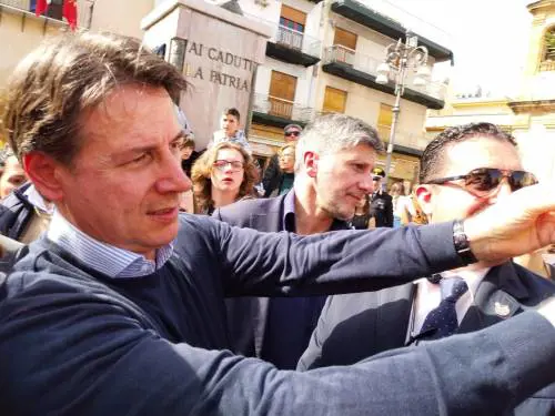 "Corteo il 17 giugno". Conte invoca la piazza contro il governo 