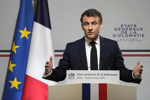 Macron vince sulle pensioni. Il sì dei giudici incendia il Paese