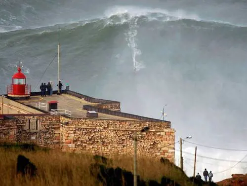 Garrett McNamara, surfare a trenta metri d’altezza 