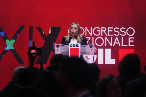 Meloni dalla Cgil sfida le contestazioni: "No salario minimo e rdc"