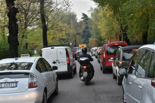 Un milanese su due usa l'auto, ma i mezzi pubblici restano un problema