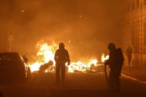 "Parigi in fiamme e Macron al centro". Esplode la protesta in Francia
