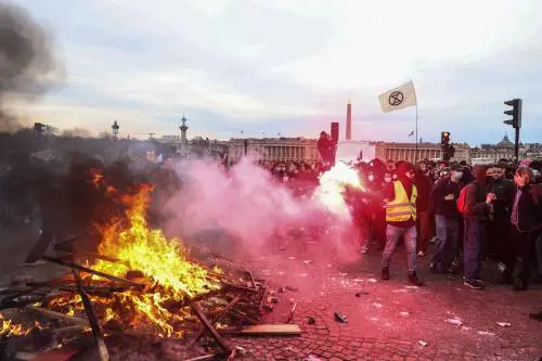 Parigi, barricate e fuoco in place de la Concorde