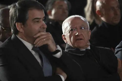 "È un malvivente", "Mi ringrazierai". Scintille tra Vincenzo De Luca e Fitto