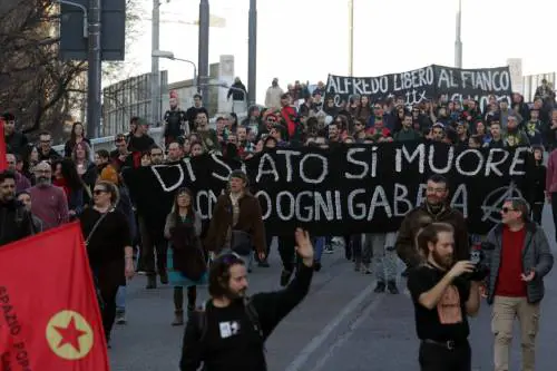 Anarchici in piazza per sostenere Cospito