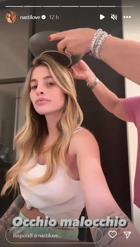 "Occhio malocchio...". Chiara Nasti va da una "maga" contro gli hater