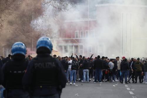 Scontri tra tifosi prima del derby Lazio-Roma: le immagini