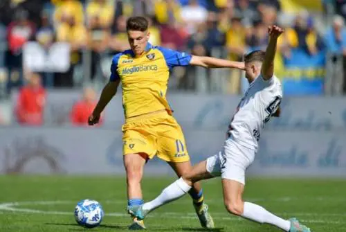 Il Frosinone inciampa con il Cosenza, il Genoa si avvicina. Brescia in caduta libera, contestato Cellino
