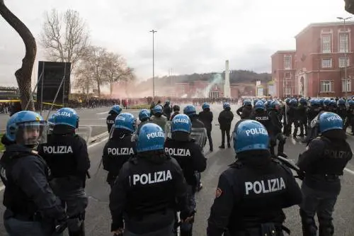 Roma, derby infiammato dentro e fuori lo stadio