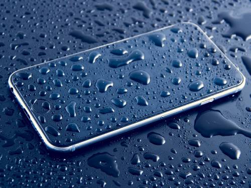 Acqua nel telefono: come toglierla in 6 mosse