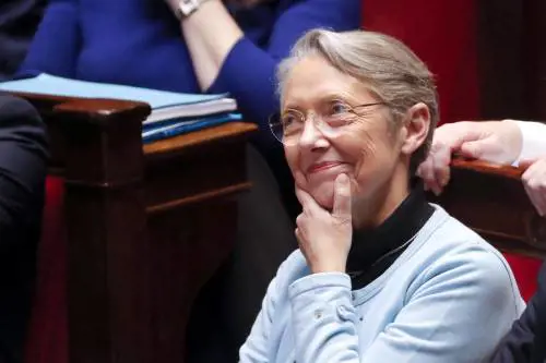 Pensioni, Borne fa flop con i sindacati. La piazza si incendia, Macron a rischio