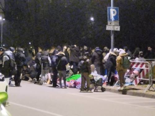 File interminabili di richiedenti asilo davanti alla Questura di via Cagni a Milano