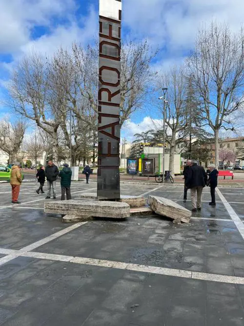 L'obelisco danneggiato ieri