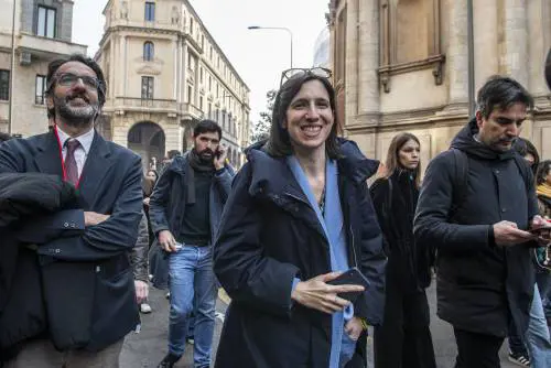 La sinistra in corteo a Milano e Schlein usa l'antimafia per i soliti attacchi al governo