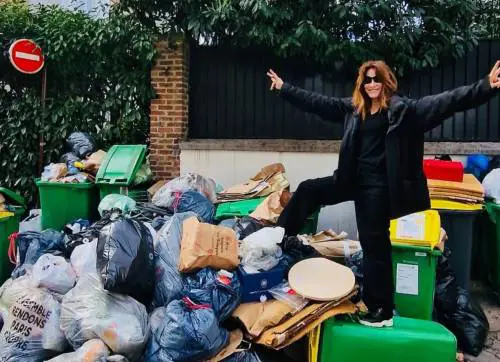 "Ecco la primavera". Adesso Carla Bruni sfotte i netturbini