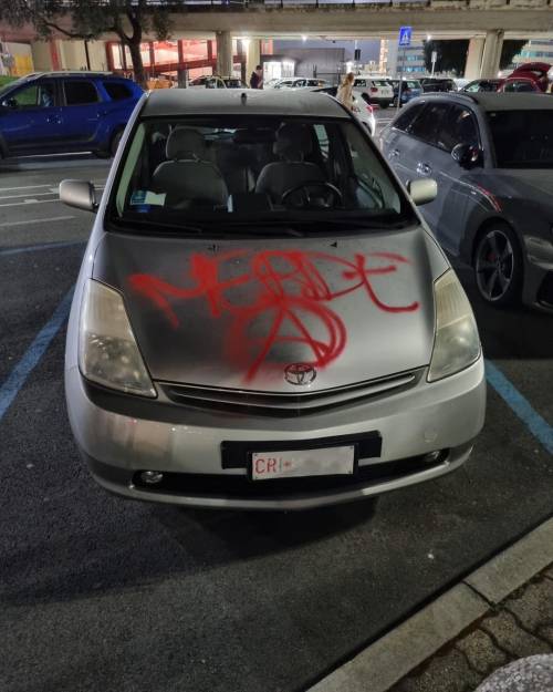 L'auto della Croce Rossa vandalizzata dagli anarchici a Genova