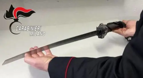 Minaccia i passanti con una katana: fermato un giovane marocchino a Milano