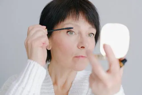 Come truccare gli occhi a 60 anni