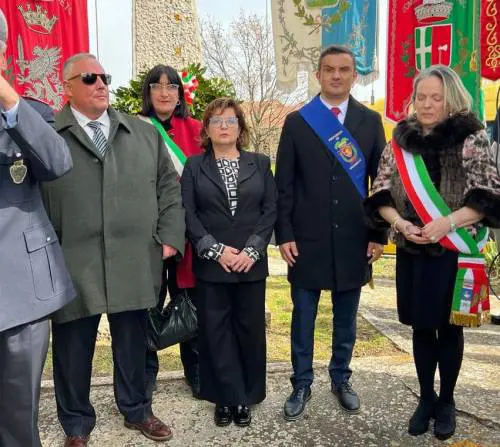 Il sindaco di Grosseto (il primo da sx, con gli occhiali da sole) durante la cerimonia di ieri