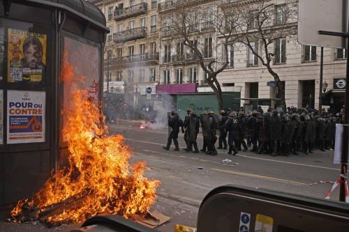 La Francia ribolle. 800mila in piazza contro Macron