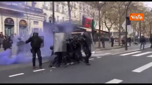 Esplode la protesta in Francia. Scontri tra polizia e manifestanti a Parigi